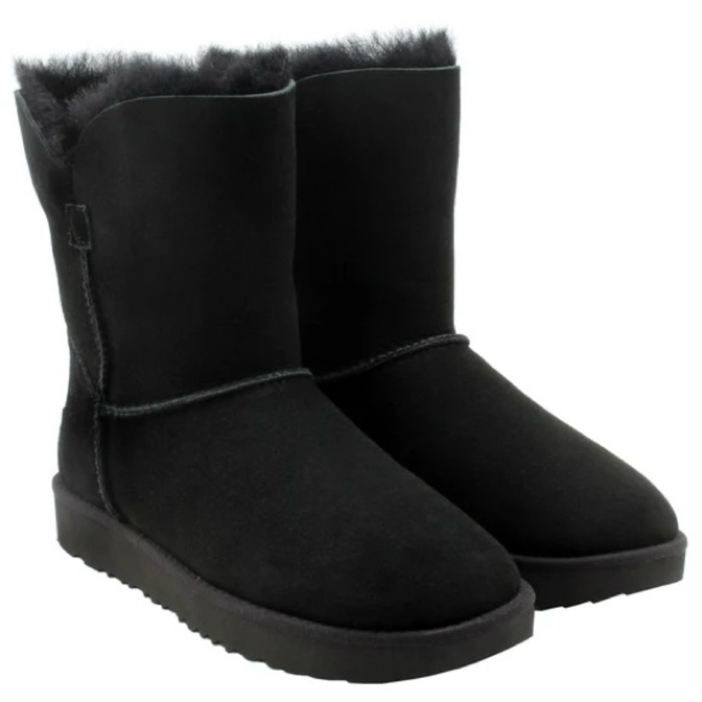 UGG Classic Cuff suede & sheepskin boots. 🖤